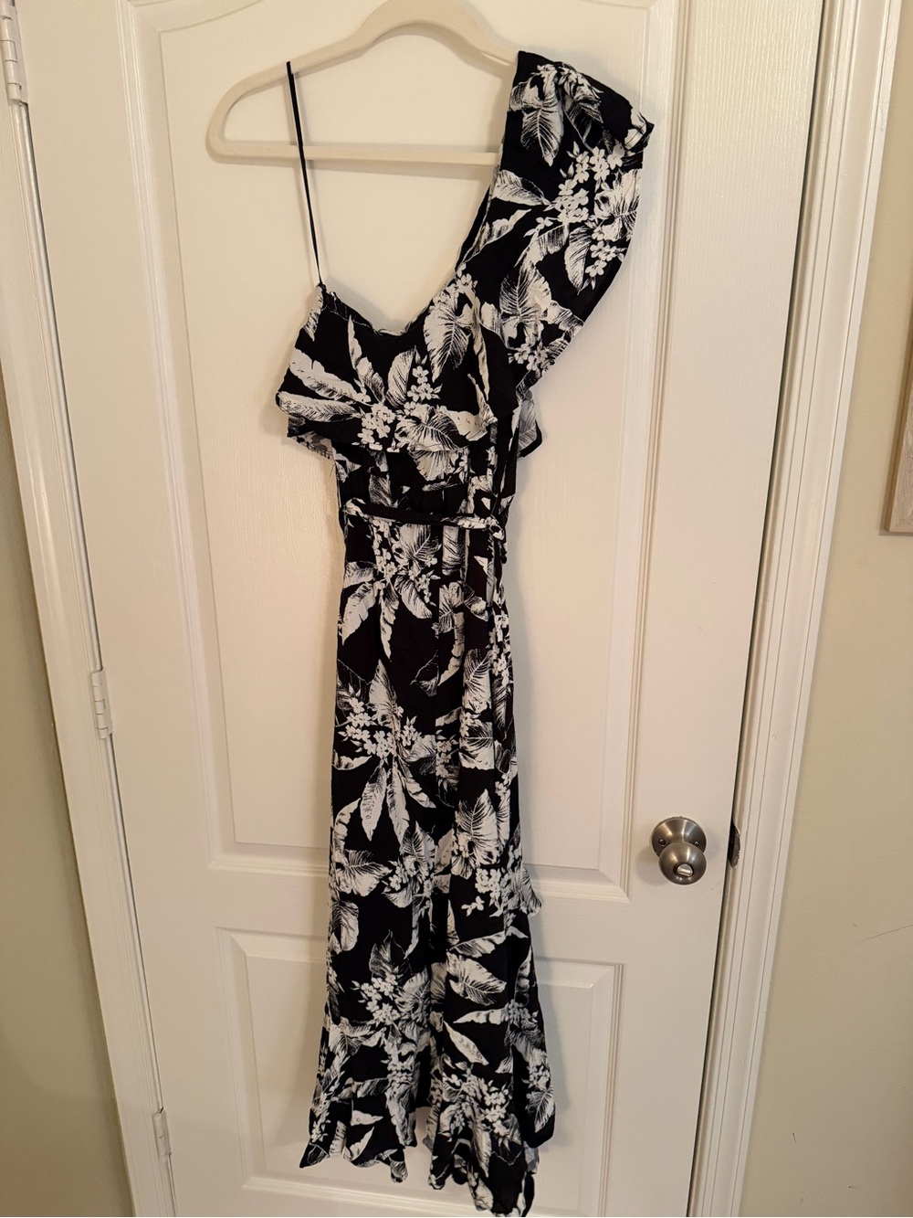 Francesca's Collections Black & White One-Shoulder Floral High-Low Dress - Picture 4 of 4
